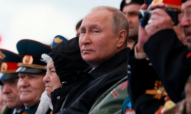 Putin oyuncaq tankın üstündə -