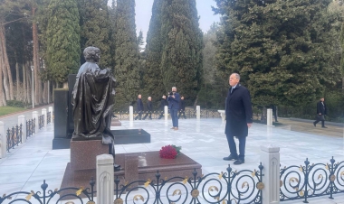Lavrov Fəxri xiyabanı və Şəhidlər xiyabanını ziyarət edib