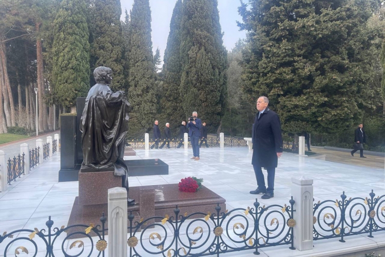 Lavrov Fəxri xiyabanı və Şəhidlər xiyabanını ziyarət edib